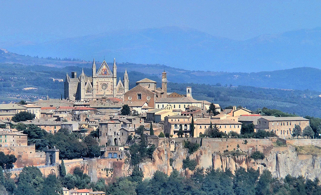 Sightseeing day tour in Umbria to Orvieto and Civita di Bagnoregio